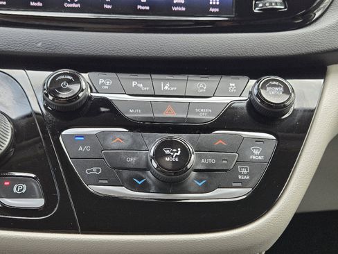 Used 2022 Chrysler Pacifica Touring-L w/ Uconnect Theater Family Group image 21