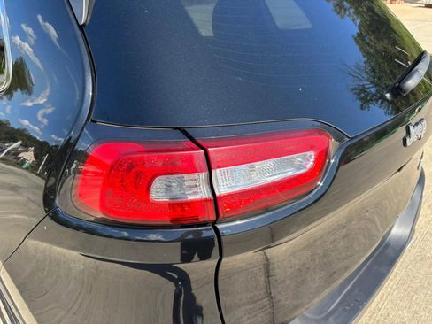 Used 2017 Jeep Cherokee Limited image 10