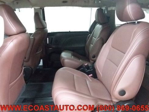 Used 2017 Toyota Sienna Limited image 12