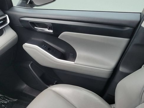 Used 2023 Toyota Highlander XLE FWD image 13