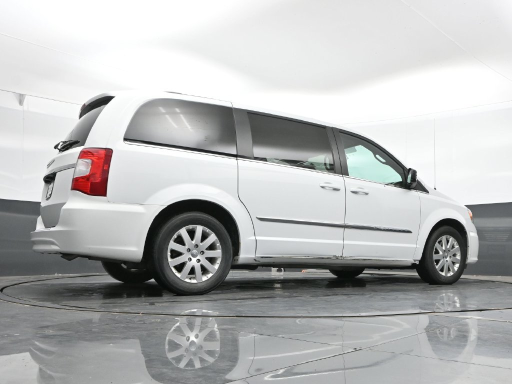 Used 2016 Chrysler Town & Country Touring FWD image 40