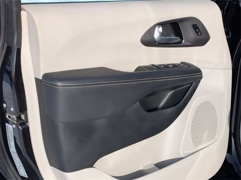 Certified 2024 Chrysler Pacifica Touring-L image 13