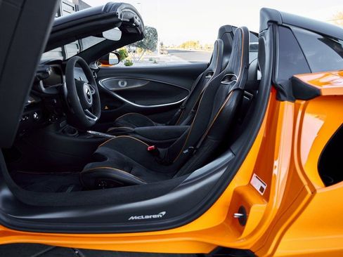 Used 2025 McLaren Artura Spider RWD image 40