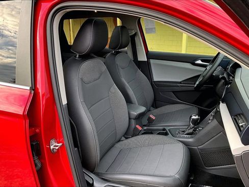 Used 2022 Volkswagen Taos SE w/ Panoramic Sunroof Package image 10