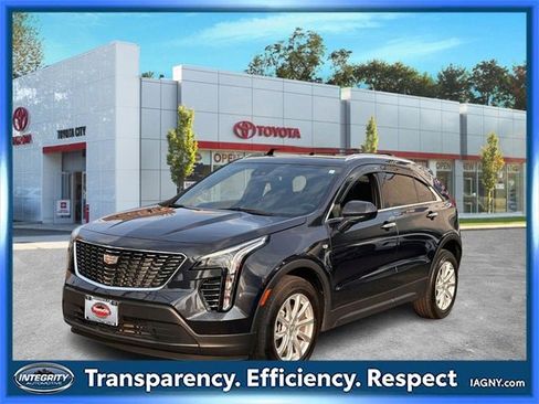 Used 2023 Cadillac XT4 Luxury w/ Cold Weather Package image 7