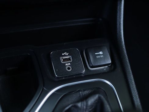 Used 2019 Jeep Cherokee Latitude w/ Popular Appearance Group FWD image 17