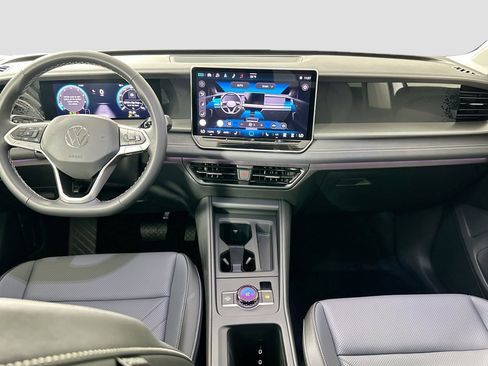 Certified 2025 Volkswagen Tiguan SE image 19