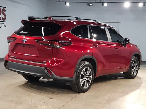 Certified 2024 Toyota Highlander XLE FWD image 7