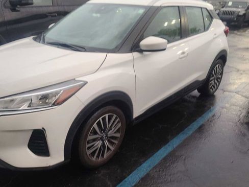 Used 2023 Nissan Kicks SV image 1