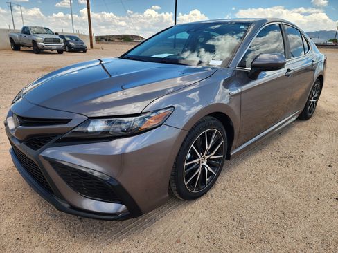 Used 2021 Toyota Camry SE FWD image 3