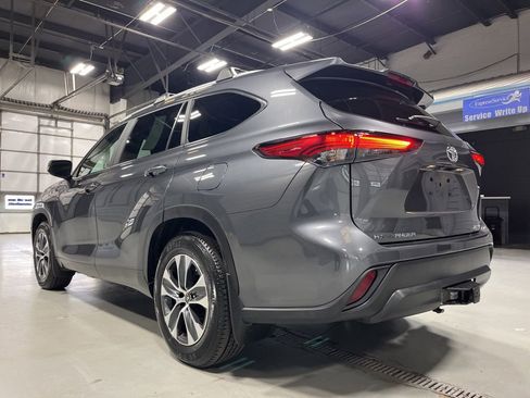 Used 2023 Toyota Highlander XLE AWD/4WD image 5