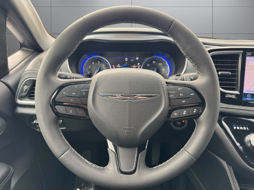 Used 2025 Chrysler Pacifica Limited FWD image 13