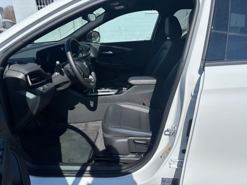 Used 2025 Buick Envista Sport Touring image 25