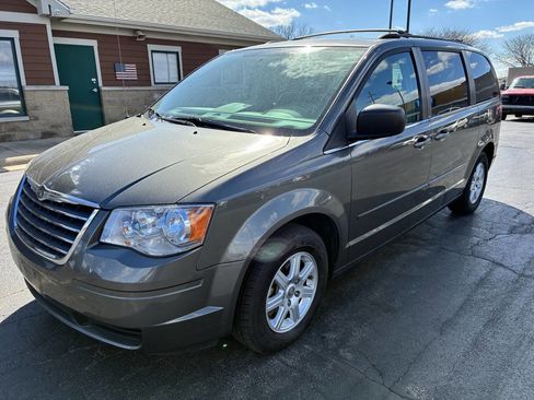 Used 2010 Chrysler Town & Country LX image 3