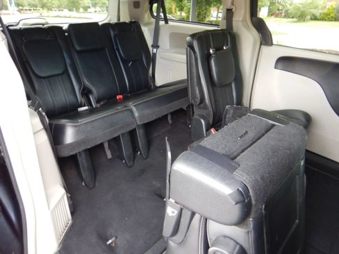 Used 2014 Chrysler Town & Country Touring FWD image 22
