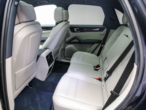 Certified 2023 Porsche Cayenne AWD/4WD image 23