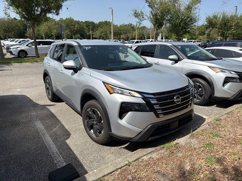 Used 2025 Nissan Rogue SV FWD image 4
