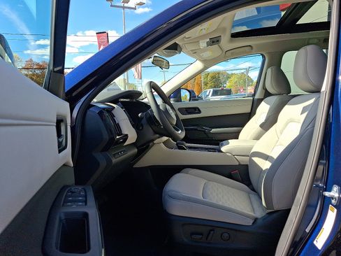New 2025 Nissan Pathfinder SV w/ SV Premium Package image 9