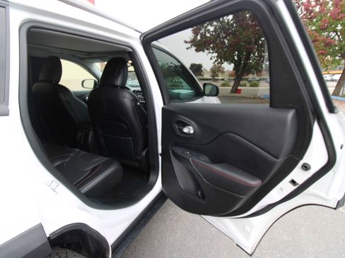 Used 2019 Jeep Cherokee Trailhawk image 27