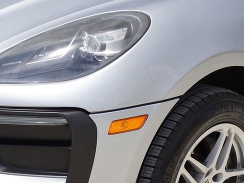 Used 2023 Porsche Macan AWD/4WD image 2