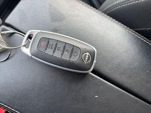 Used 2025 Nissan Rogue SV image 27