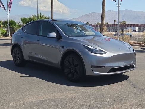 Used 2025 Tesla Model Y Long Range RWD image 5
