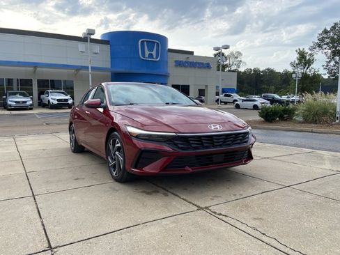 Used 2025 Hyundai Elantra Limited FWD image 2