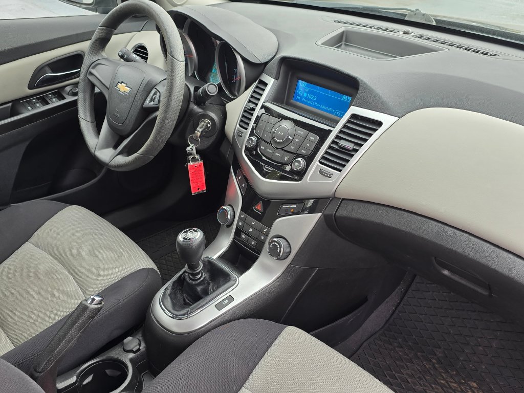 Used 2014 Chevrolet Cruze LS FWD image 10