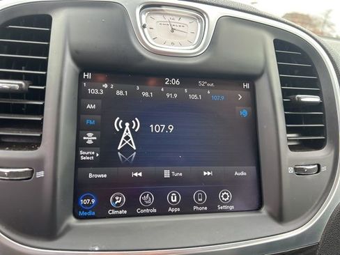 Used 2021 Chrysler 300 Touring L image 22