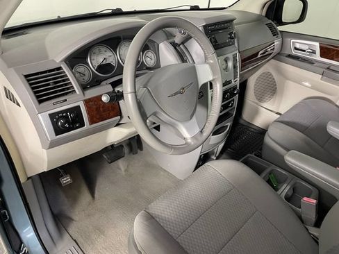 Used 2010 Chrysler Town & Country Touring FWD image 3