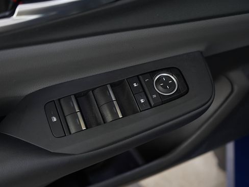 Used 2024 Toyota Prius XLE AWD/4WD image 18