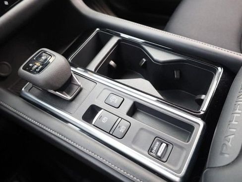 Certified 2025 Nissan Pathfinder SV FWD image 17
