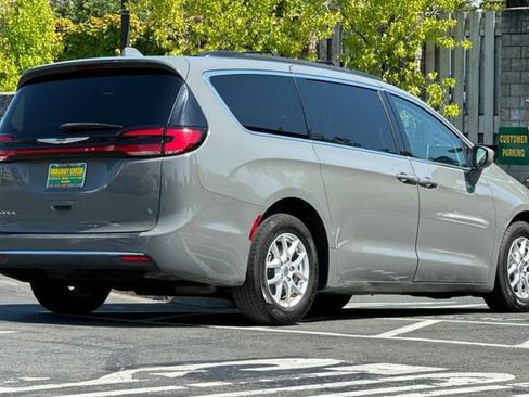 Used 2022 Chrysler Pacifica Touring-L FWD image 4