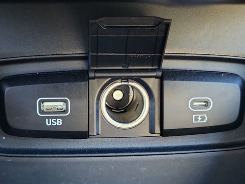 Used 2025 Hyundai Venue SEL FWD image 31