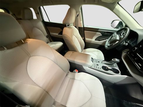 Used 2025 Toyota Highlander LE image 28