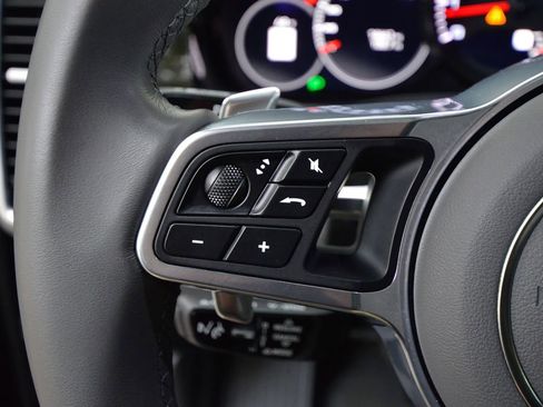 Used 2023 Porsche Cayenne Platinum Edition image 39