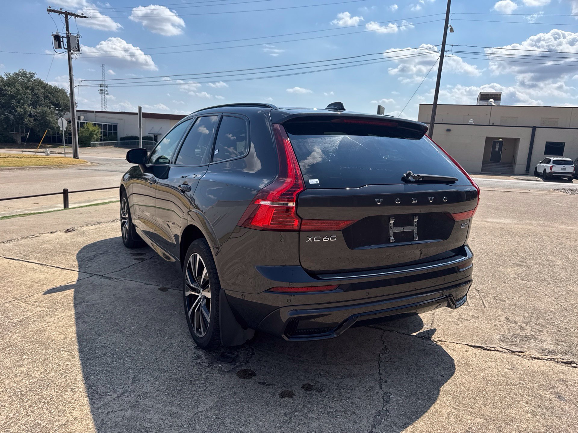 Used 2024 Volvo XC60 B5 Plus w/ Protection Package Premier AWD/4WD image 9