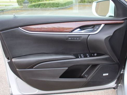 Used 2014 Cadillac XTS Luxury image 11