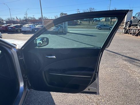 Used 2018 Dodge Charger SXT RWD image 21