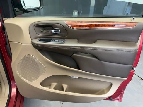 Used 2016 Chrysler Town & Country Touring-L image 46