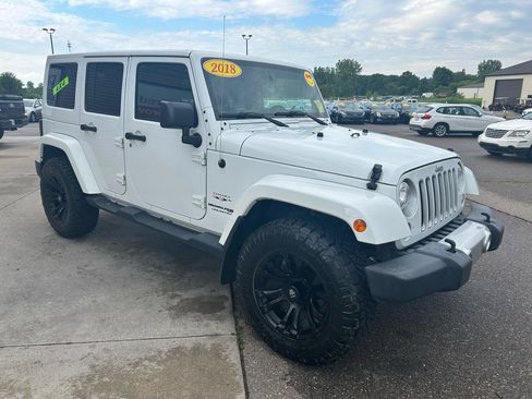 Used 2018 Jeep Wrangler Unlimited Sahara w/ Dual Top Group AWD/4WD image 3