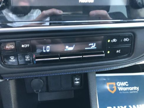 Used 2018 Toyota Corolla SE w/ Carpet Mat Package (TMS) FWD image 22