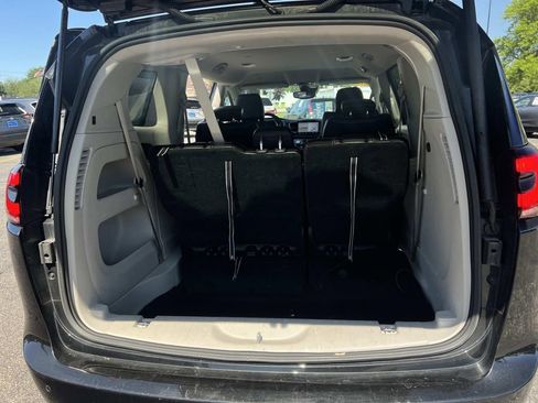 Used 2023 Chrysler Pacifica Touring-L FWD image 10