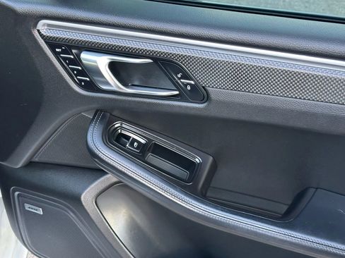 Used 2017 Porsche Macan Turbo image 25