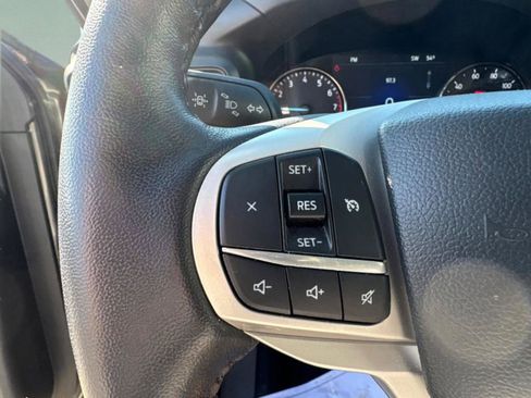 Used 2023 Ford Explorer XLT AWD/4WD image 38