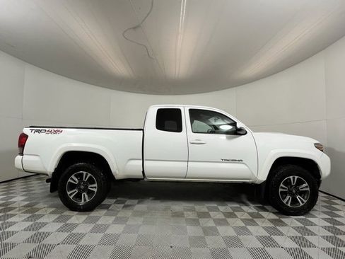 Used 2017 Toyota Tacoma TRD Sport w/ Tow Package (A/T) image 8