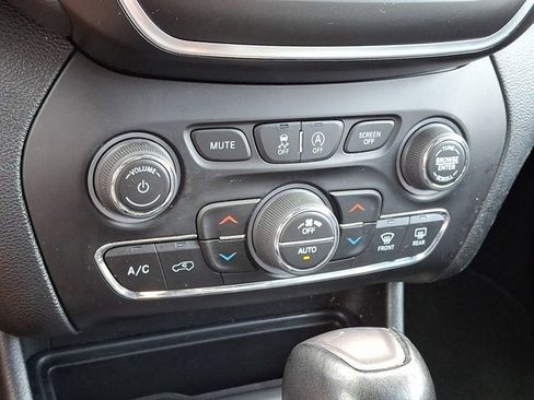 Certified 2022 Jeep Cherokee Latitude Lux image 21