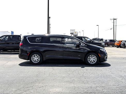 Used 2024 Chrysler Pacifica Touring-L FWD image 8