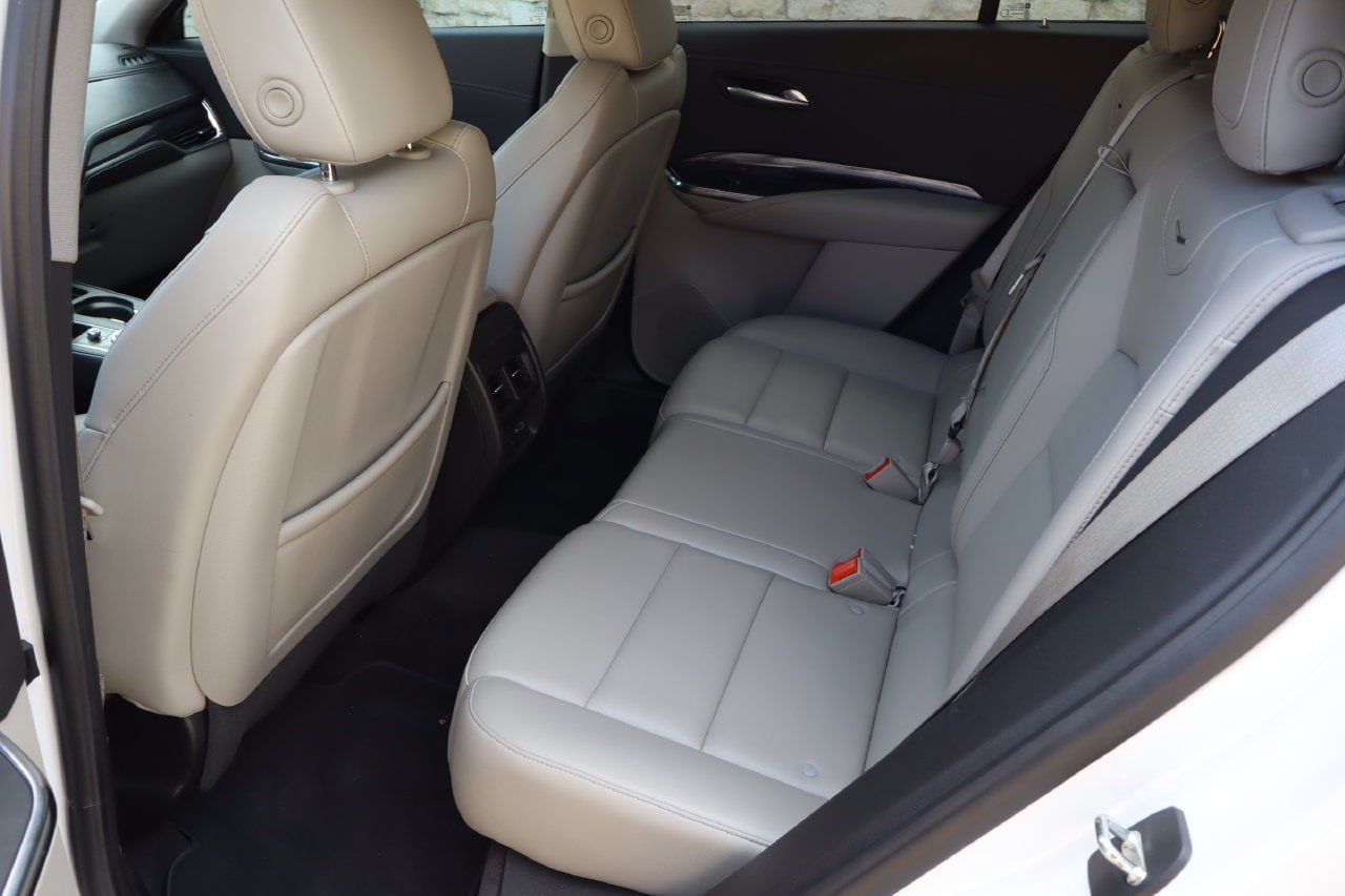 Used 2023 Cadillac XT4 Luxury w/ Cold Weather Package FWD image 6