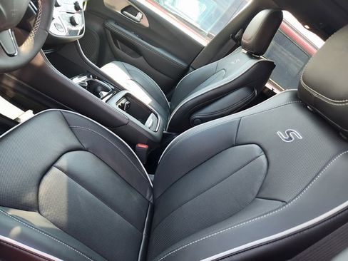 New 2026 Chrysler Pacifica Limited w/ S Appearance Package image 11